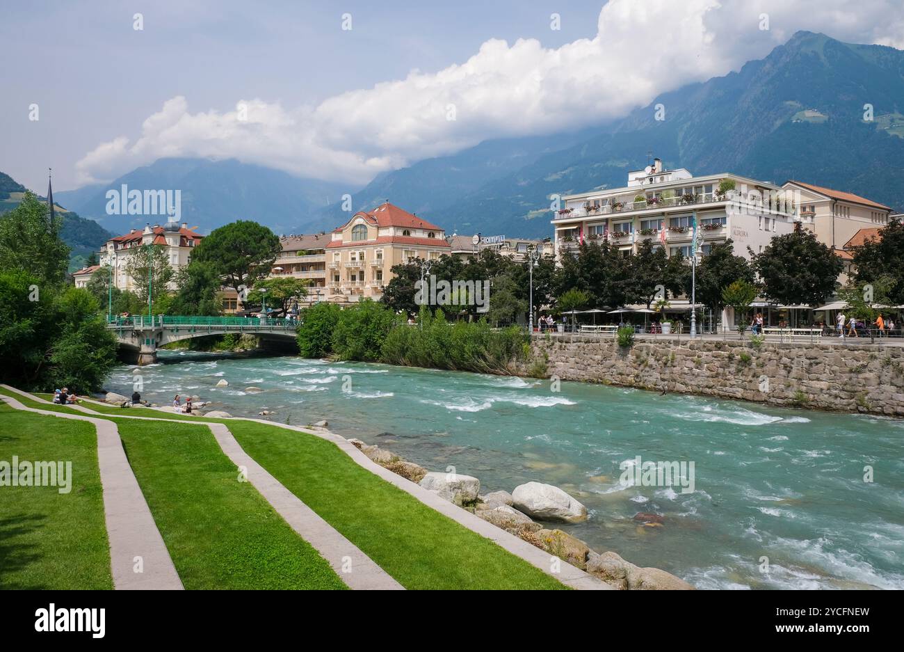 Merano, alto Adige, Italia, Terrazze di passanti sul fiume Passirio, sul lungomare di Passer nel centro storico. Piccola area verde con tre terrazze. Nel centro della città, di fronte alla passeggiata delle terme e alle terme. Accesso diretto al Passer. Foto Stock