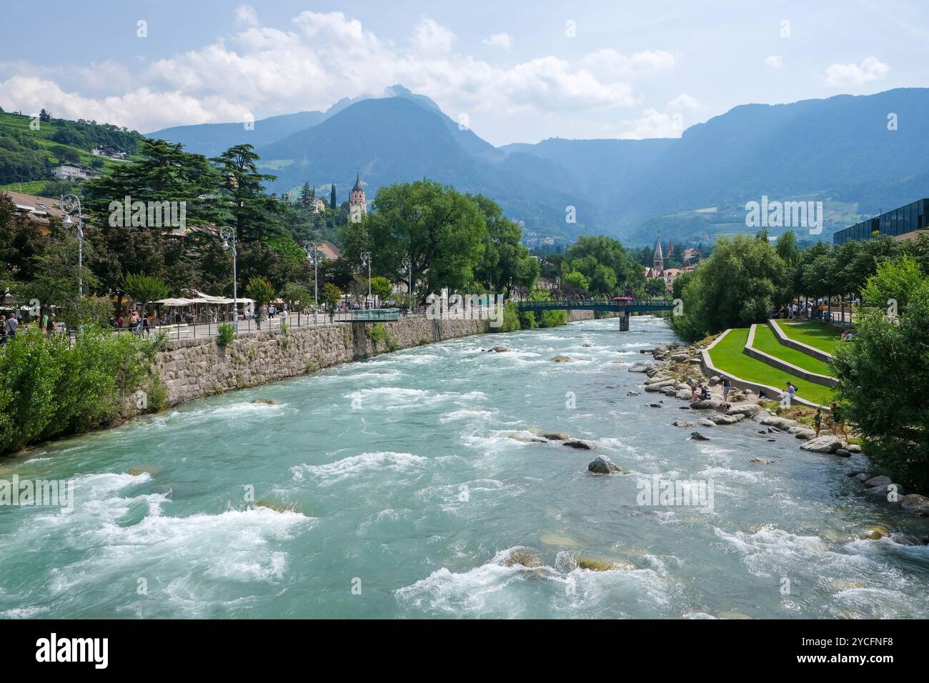 Merano, alto Adige, Italia, Terrazze di passanti sul fiume Passirio, sul lungomare di Passer nel centro storico. Piccola area verde con tre terrazze. Nel centro della città, di fronte alla passeggiata delle terme e alle terme. Accesso diretto al Passer. Foto Stock