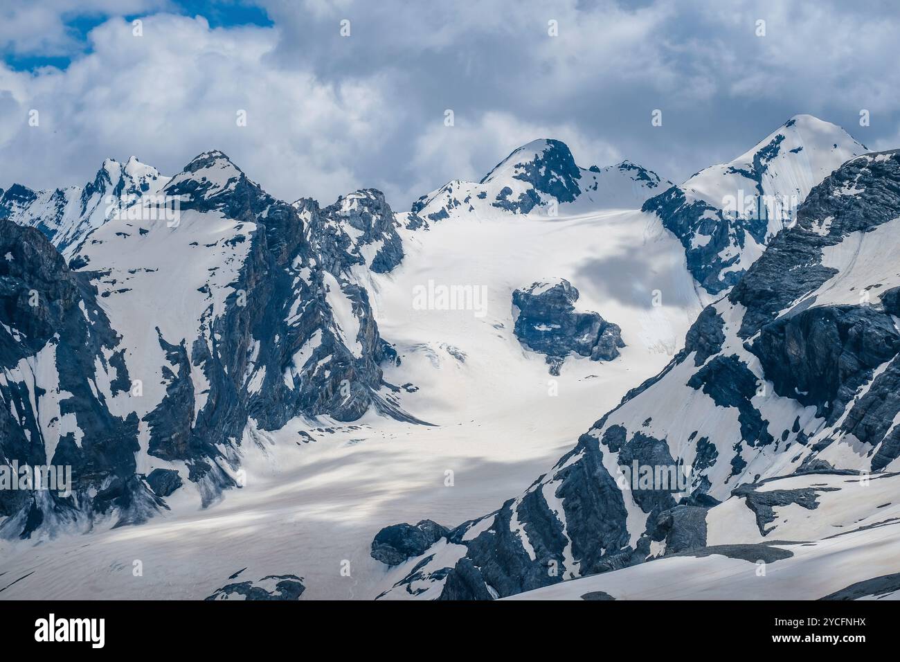 Passo dello Stelvio, Val Venosta, alto Adige, Italia, paesaggio montano sull'Ortler, Alpi italiane, paesaggio innevato sulla strada del passo dello Stelvio. Le Alpi Ortler in Val Venosta con i loro quasi 100 ghiacciai sono un gruppo montuoso lungo circa 50 km e largo 40 km. Foto Stock