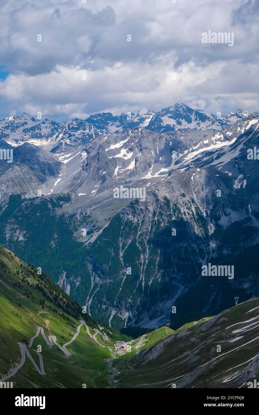 Passo dello Stelvio, Val Venosta, alto Adige, Italia, paesaggio montano sull'Ortler, Alpi italiane, paesaggio innevato sulla strada del passo dello Stelvio. Le Alpi Ortler in Val Venosta con i loro quasi 100 ghiacciai sono un gruppo montuoso lungo circa 50 km e largo 40 km. Foto Stock