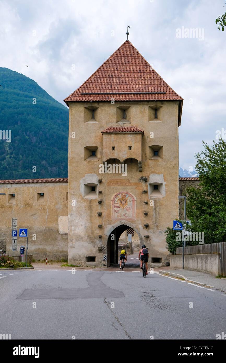 Glurns, alto Adige, Italia, Glurns, risalente al XVI secolo, è una delle più piccole città delle Alpi con 924 abitanti. Mura storiche con porta Sluderno Torre di Sluderno, Foto Stock