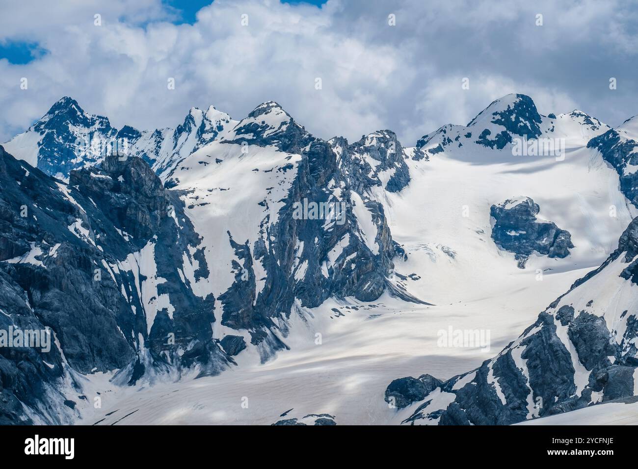 Passo dello Stelvio, Val Venosta, alto Adige, Italia, paesaggio montano sull'Ortler, Alpi italiane, paesaggio innevato sulla strada del passo dello Stelvio. Le Alpi Ortler in Val Venosta con i loro quasi 100 ghiacciai sono un gruppo montuoso lungo circa 50 km e largo 40 km. Foto Stock