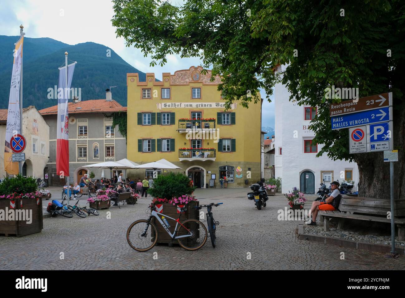 Glurns, alto Adige, Italia, Glurns, risalente al XVI secolo, è una delle più piccole città delle Alpi con 924 abitanti. Centro storico della città, scena di strada sulla piazza della città. Foto Stock
