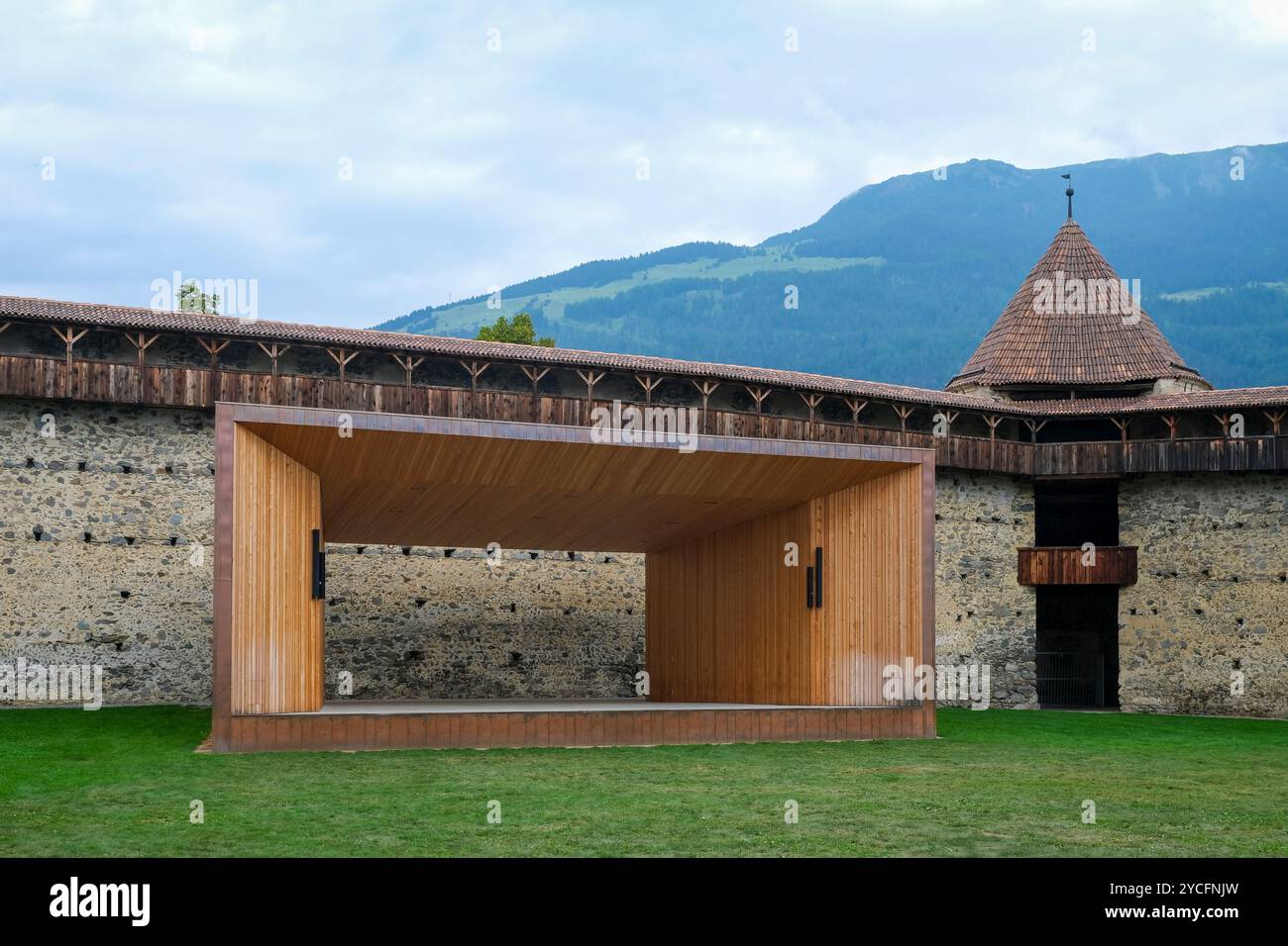 Glurns, alto Adige, Italia, Glurns, risalente al XVI secolo, è una delle più piccole città delle Alpi con 924 abitanti. Mura storiche della città con la Torre Zwingerle, di fronte ad essa un palco per eventi, palco all'aperto. Foto Stock
