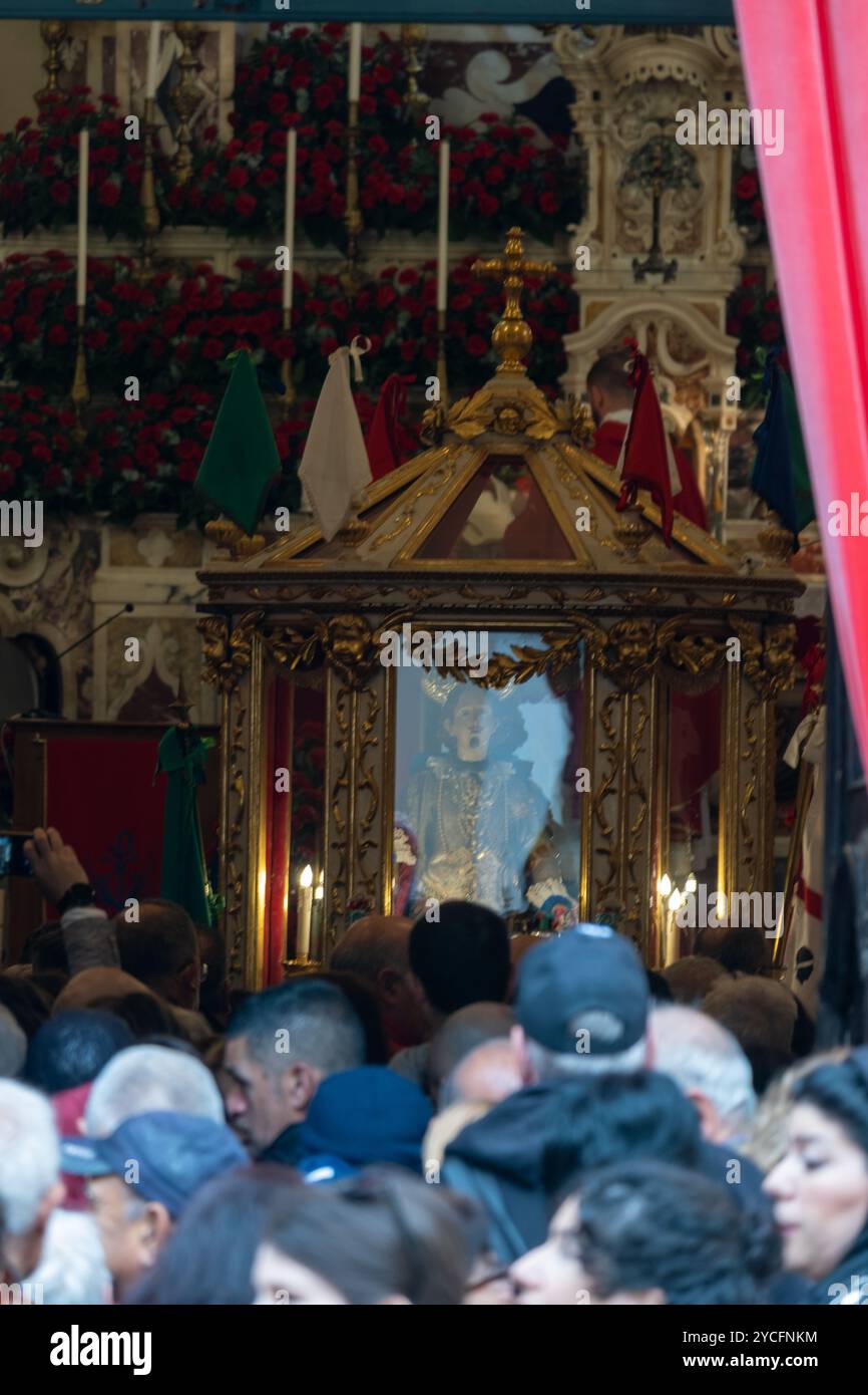 Festa di Sant'Efisio a Cagliari, Sardegna. La statua di Sant'Effisio nella chiesa di Sant'Efisio, nella parte vecchia del paese Foto Stock