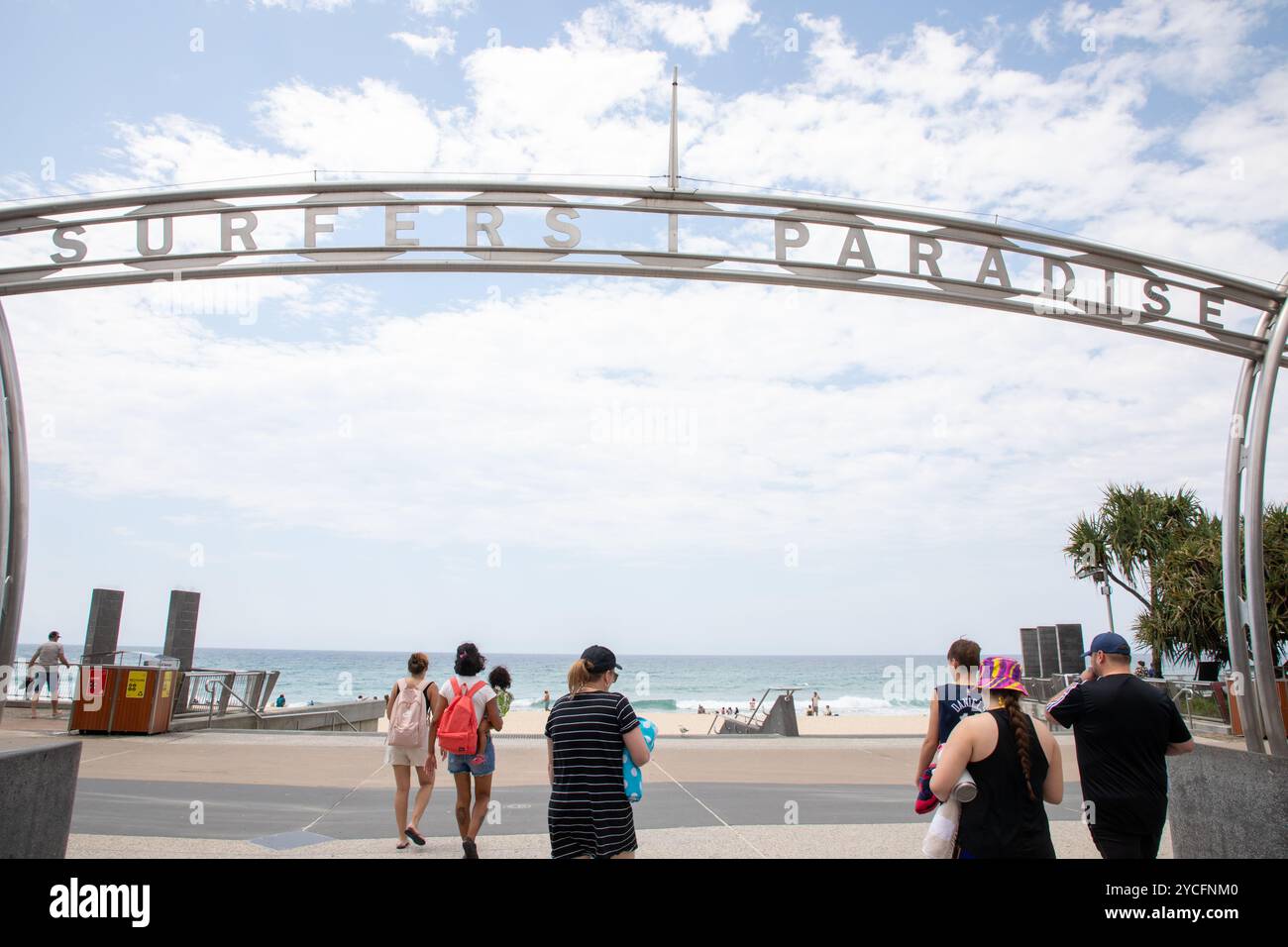 Gold Coast, Queensland, Australia. 8 ottobre 2024. Cartello Surfers Paradise alla fine di Cavill Avenue, dove incontra Esplanade, Surfers Paradise. CRE Foto Stock