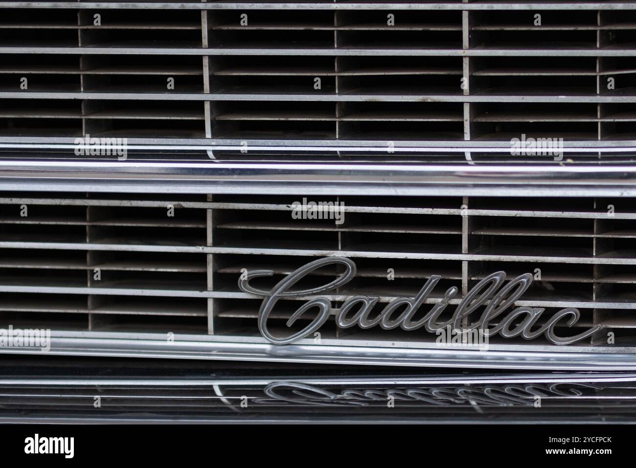 Vista ravvicinata della griglia e del logo della Cadillac, che mette in risalto il design elegante e l'artigianalità automobilistica americana classica. Foto Stock