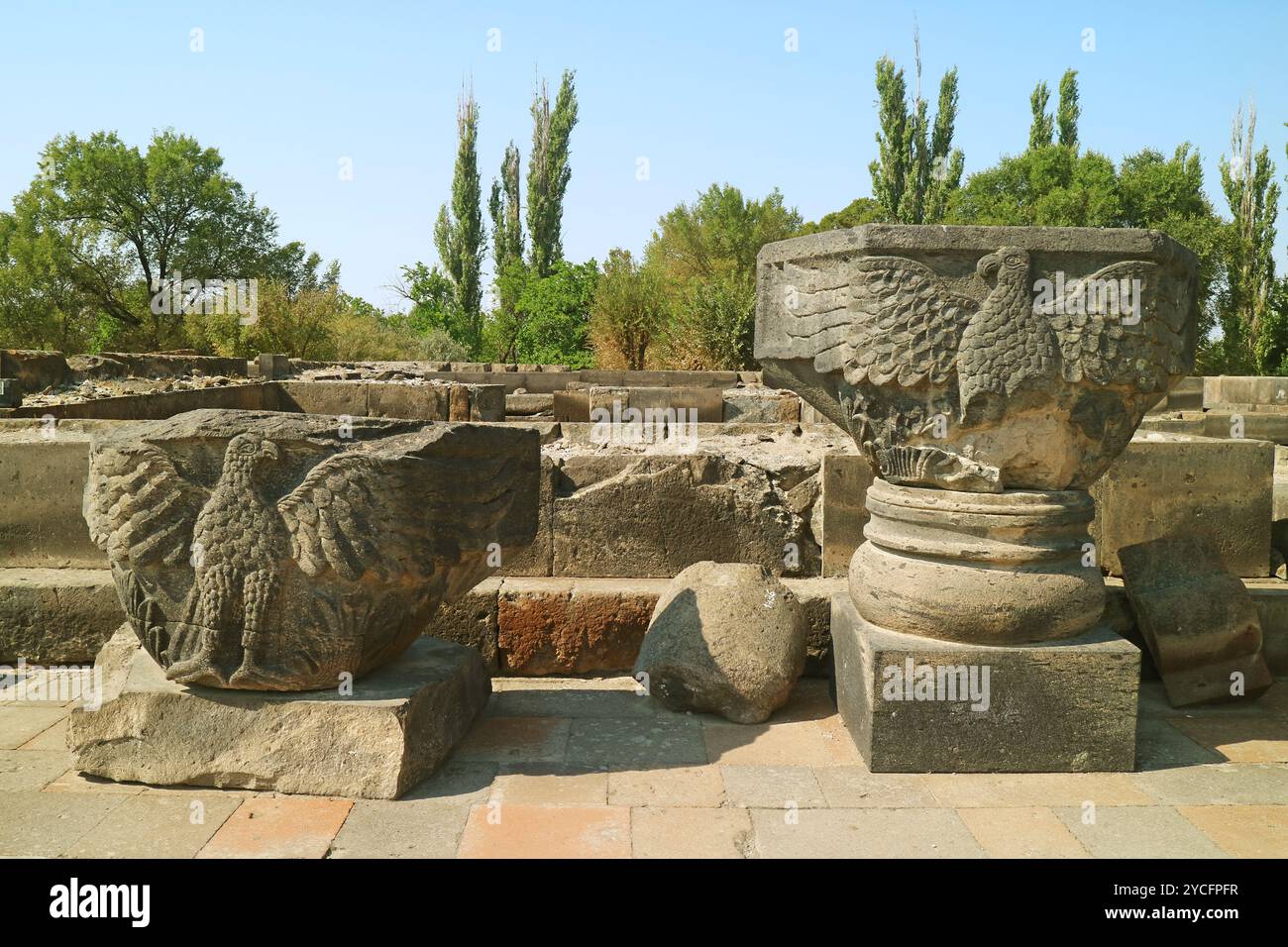 Antiche colonne parziali della Cattedrale di Zvartnots, imponenti rovine del VII secolo situate nella città di Vagharshapat in Armenia Foto Stock