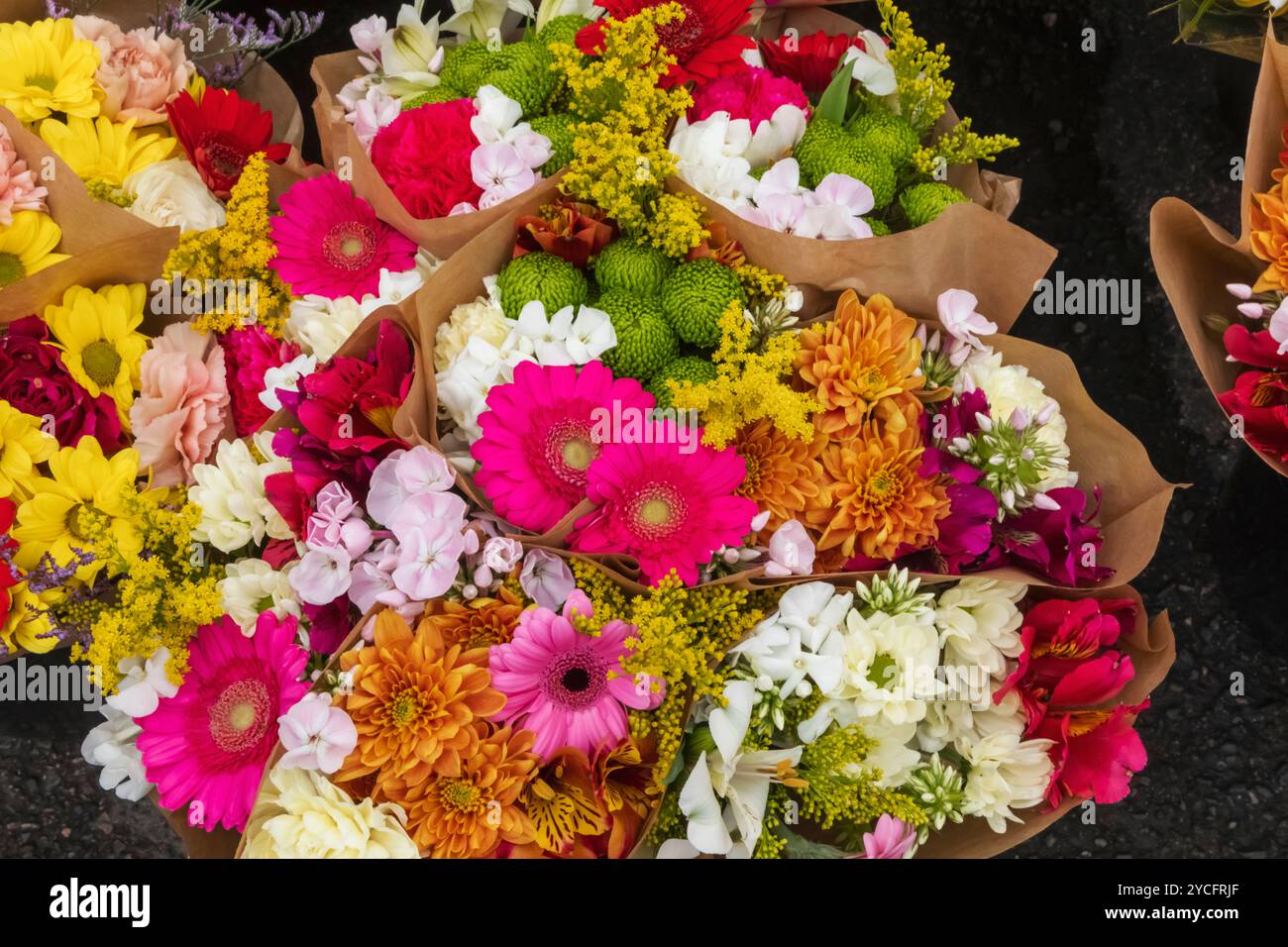 Inghilterra, Kent, offerta, offerta mercato del sabato, mazzi di fiori freschi colorati in vendita Foto Stock