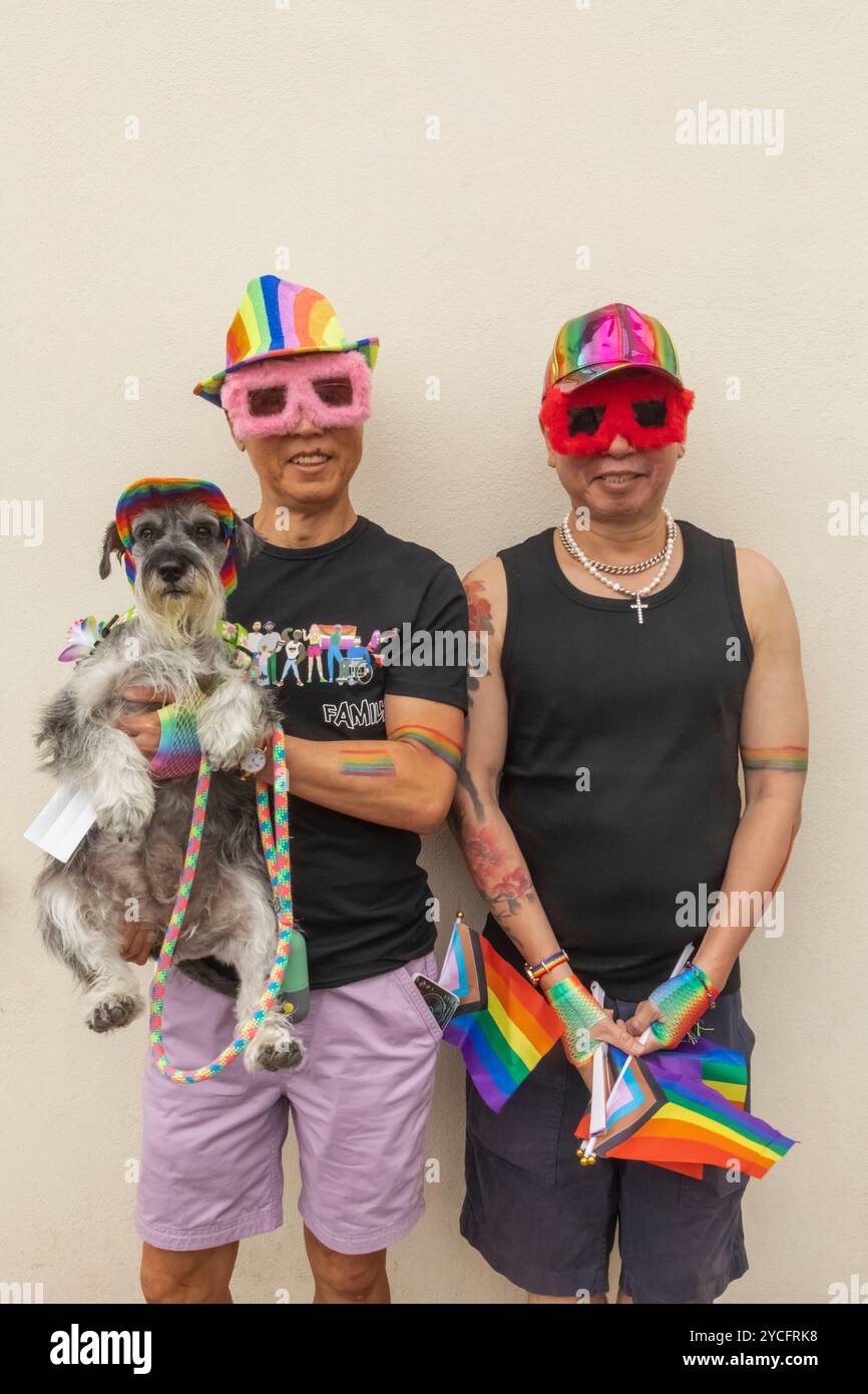 Inghilterra, Kent, Deal, Deal Pride Festival, Ritratto dei coloratissimi partecipanti al Festival che tengono un cane Foto Stock