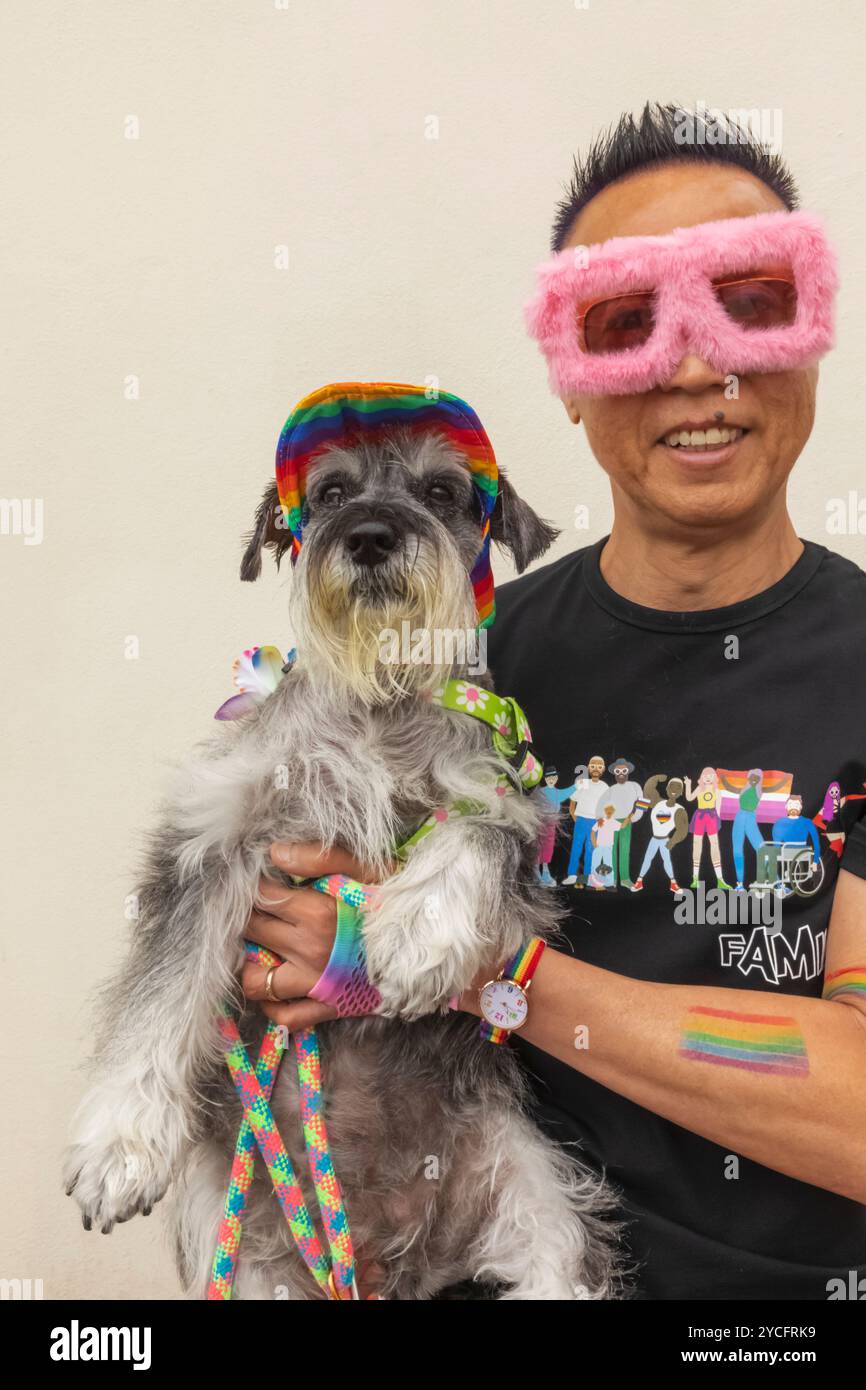 Inghilterra, Kent, Deal, Deal Pride Festival, Ritratto di un cane colorato partecipante al Festival Foto Stock