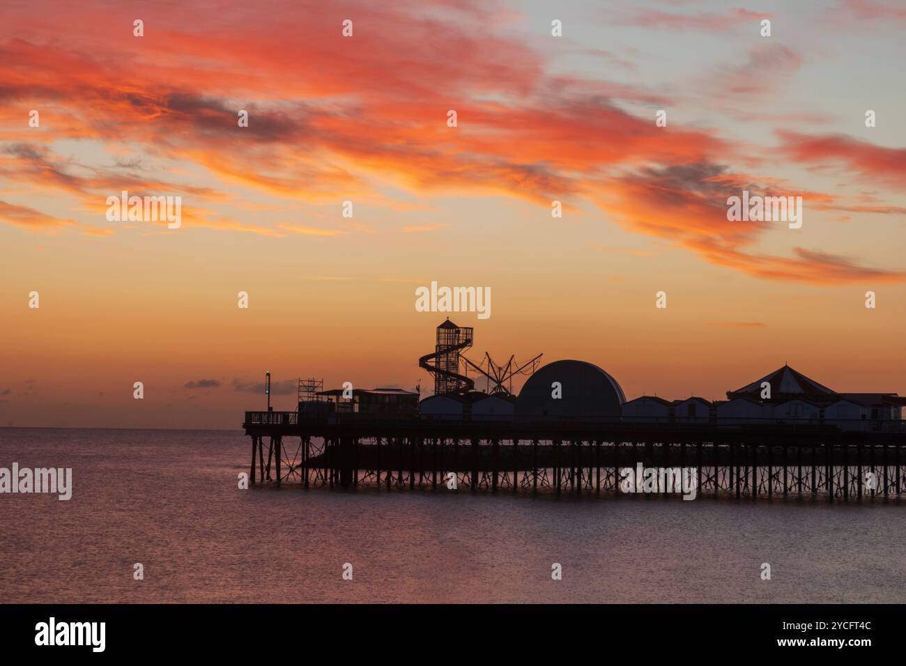 Inghilterra, Kent, Herne Bay, Dawn Over Sea e Pier sullo sfondo Foto Stock