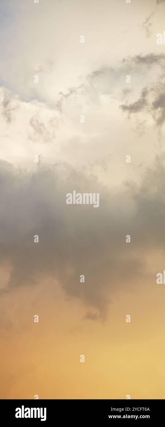 Sfondo verticale - cielo nuvoloso Foto Stock