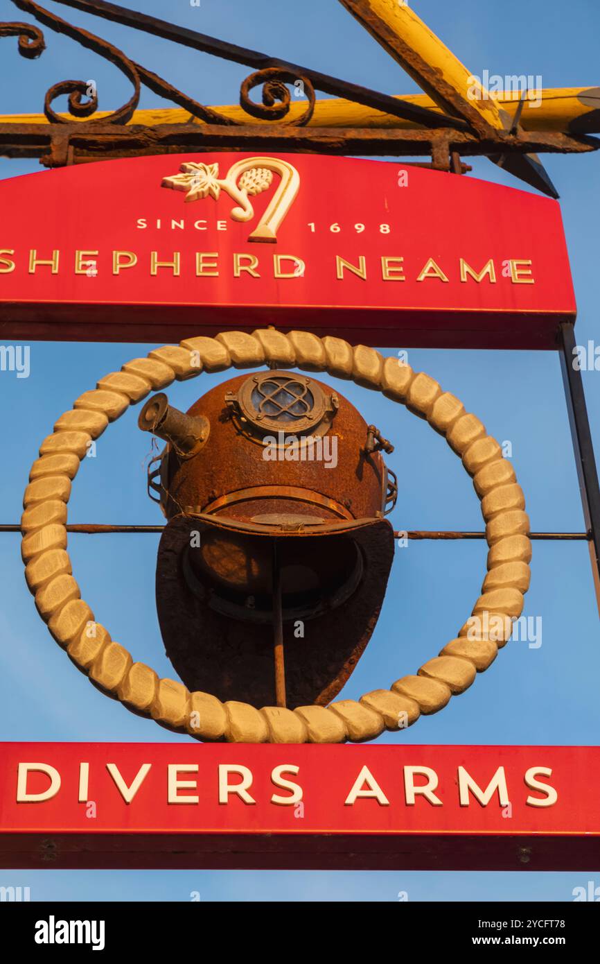 Inghilterra, Kent, Herne Bay, cartello con il Divers Arms Pub con il casco per immersioni storiche Foto Stock
