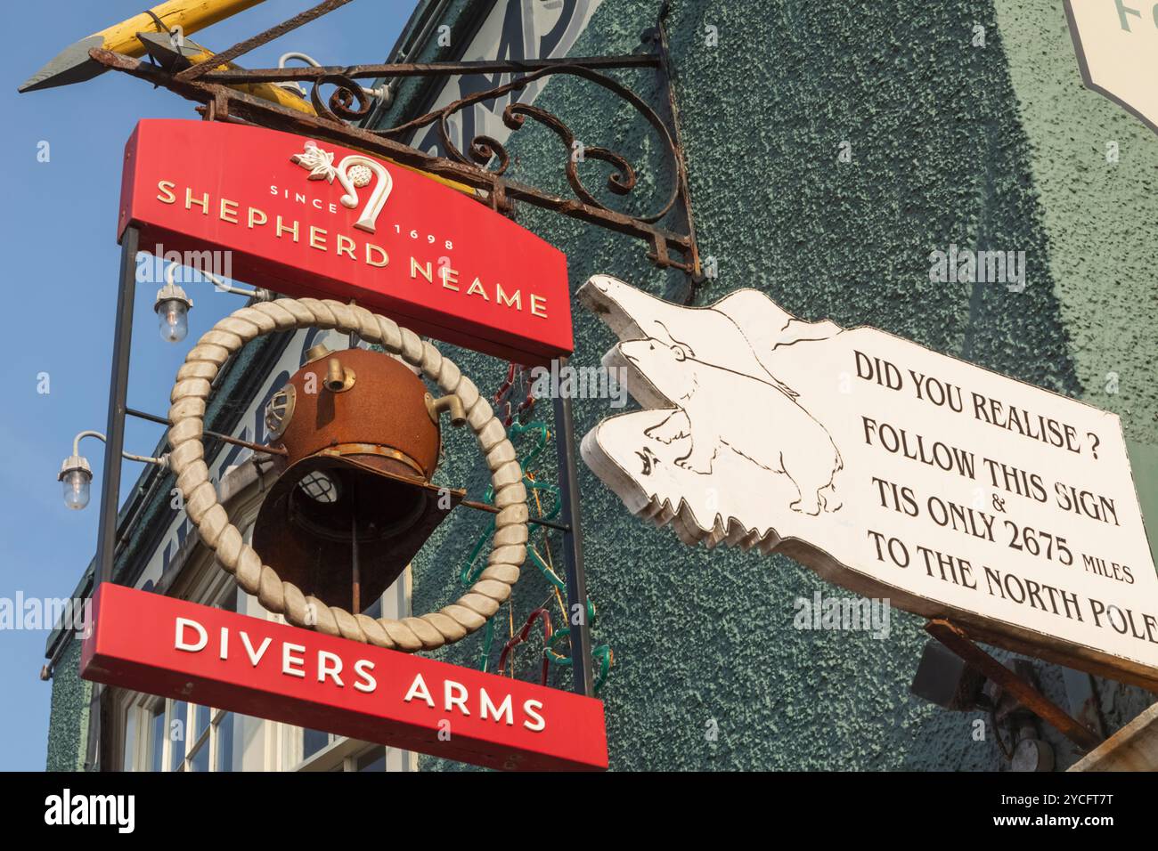 Inghilterra, Kent, Herne Bay, cartello con il Divers Arms Pub con il casco per immersioni storiche Foto Stock