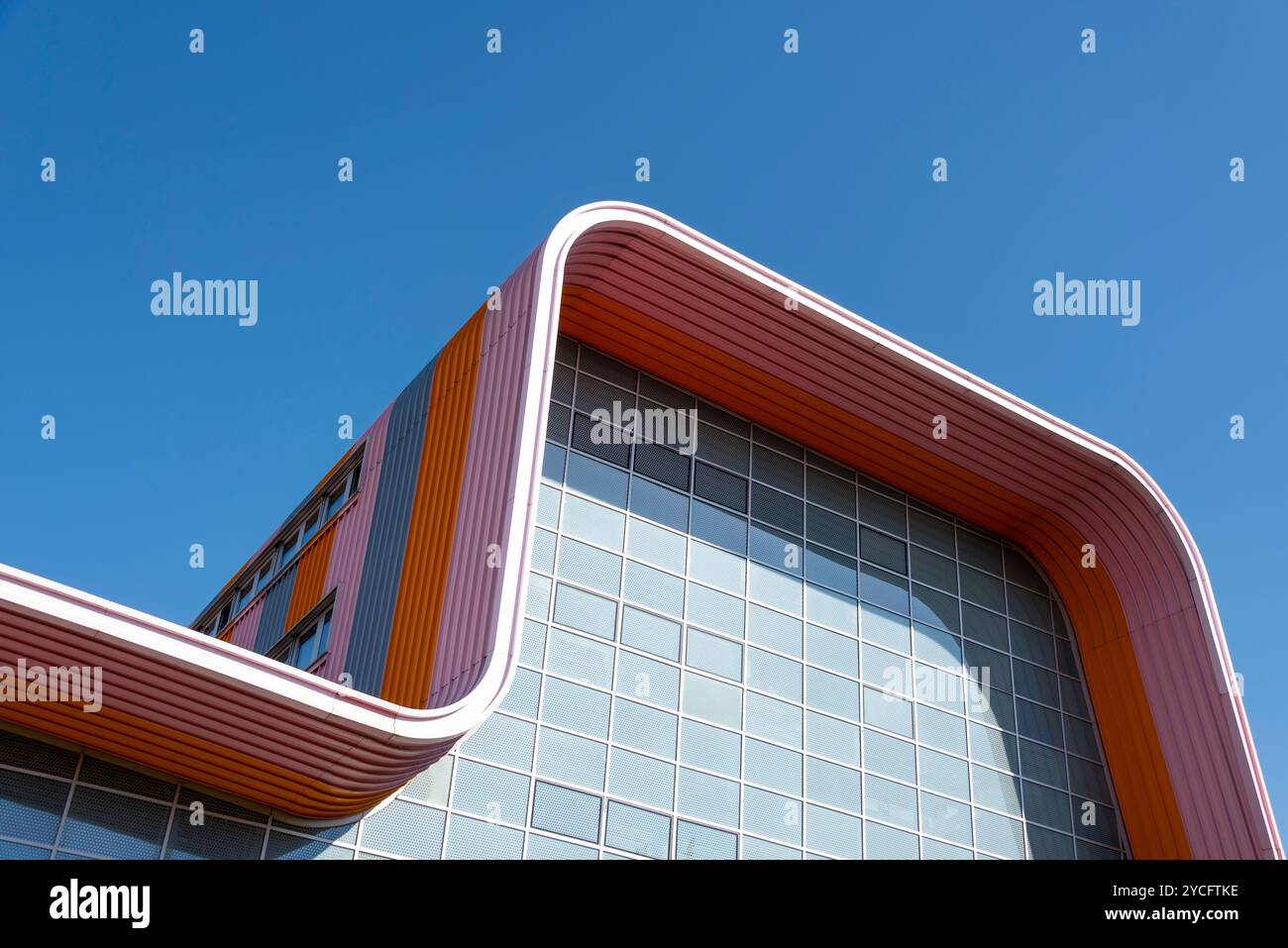 Facciata colorata del tetto, fabbrica sperimentale, Magdeburgo, Sassonia-Anhalt, Germania Foto Stock
