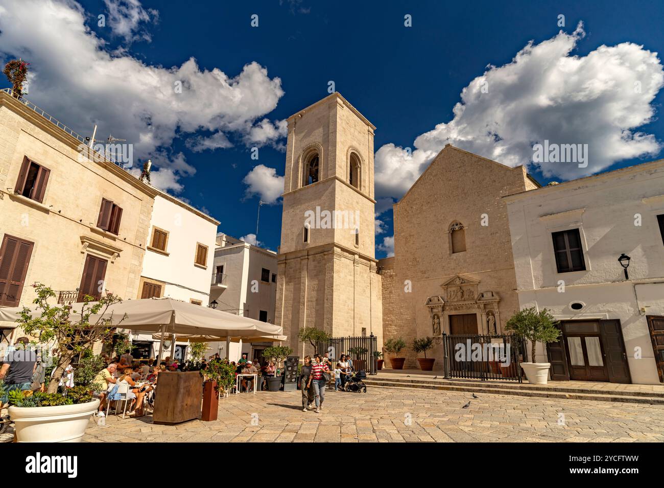 Der Platz Piazza Vittorio Emanuele e Die Kirche Chiesa madre di Santa Maria Assunta, Polignano a Mare, Puglia, Italien, Europa | Piazza Vittorio E. Foto Stock