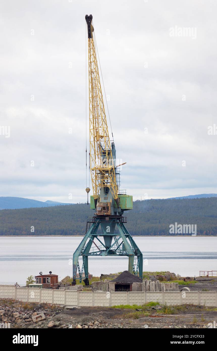 Grande gru portuale sulla spiaggia Foto Stock