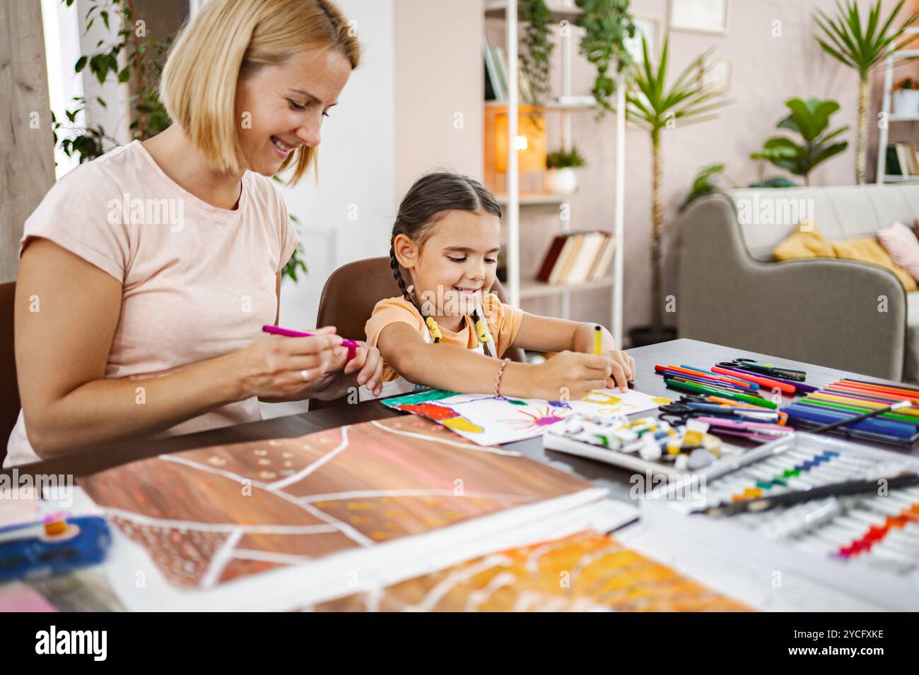 Goditi una sessione artistica creativa con il tuo bambino a casa per divertirti e imparare insieme Foto Stock