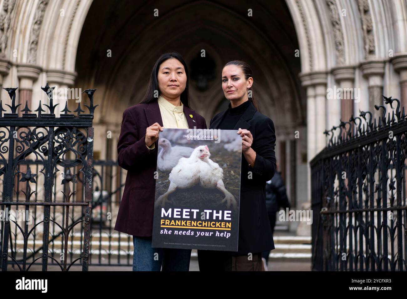 Qian Zheng, moglie del defunto Benjamin Zephaniah, e Kirsty Gallacher si uniscono ai sostenitori del benessere degli animali al di fuori della Royal Courts of Justice di Londra, dove la Humane League sta affrontando una sfida contro il governo per gli standard relativi ai cosiddetti Frankenchickens alla Corte d'appello. Data foto: Mercoledì 23 ottobre 2024. Foto Stock