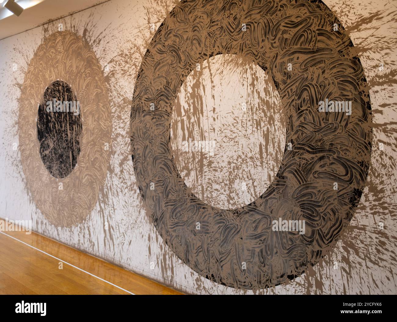 Richard Longs River Avon fango circonda dipinti nel Benesse Art Museum sull'isola di Naoshima in Giappone Foto Stock