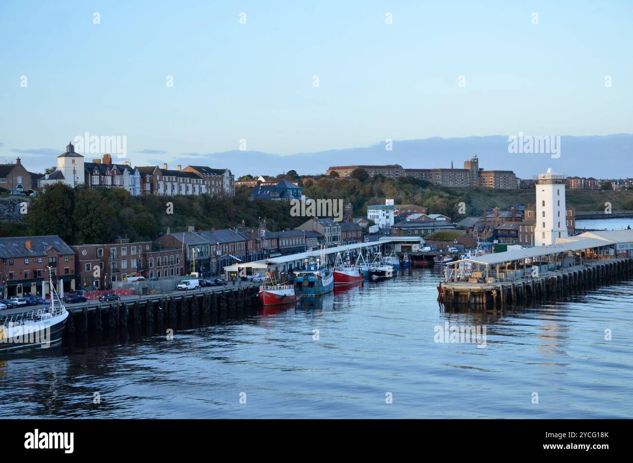 Il Fish Quay a North Shields sul fiume Tyne, con i fari High Light e Low Light ad ogni estremità Foto Stock