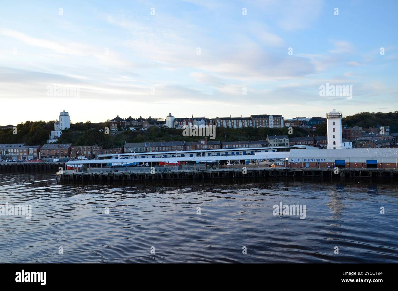 Il Fish Quay a North Shields sul fiume Tyne, con i fari High Light e Low Light ad ogni estremità Foto Stock