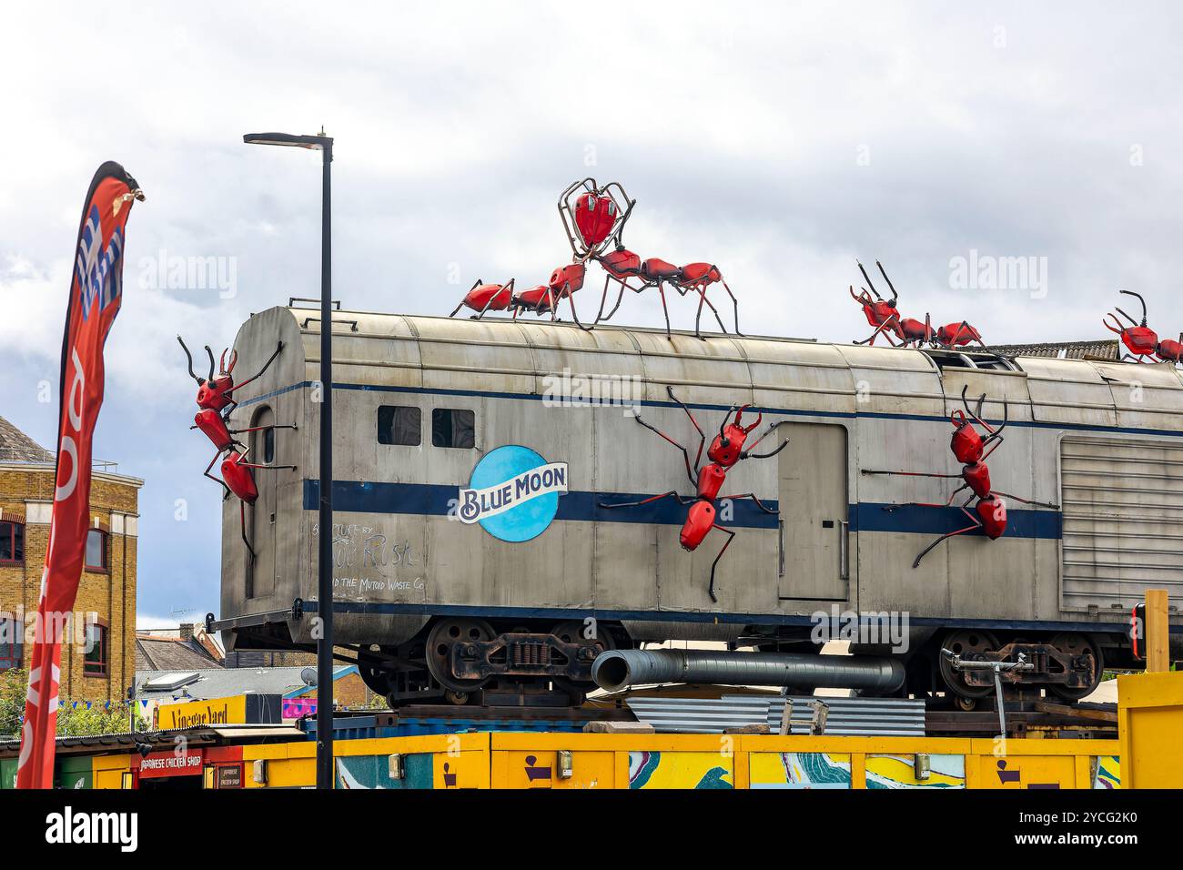 Installazione Blue Moon di Joe Rush presso Vinegar Yard, London Bridge Foto Stock