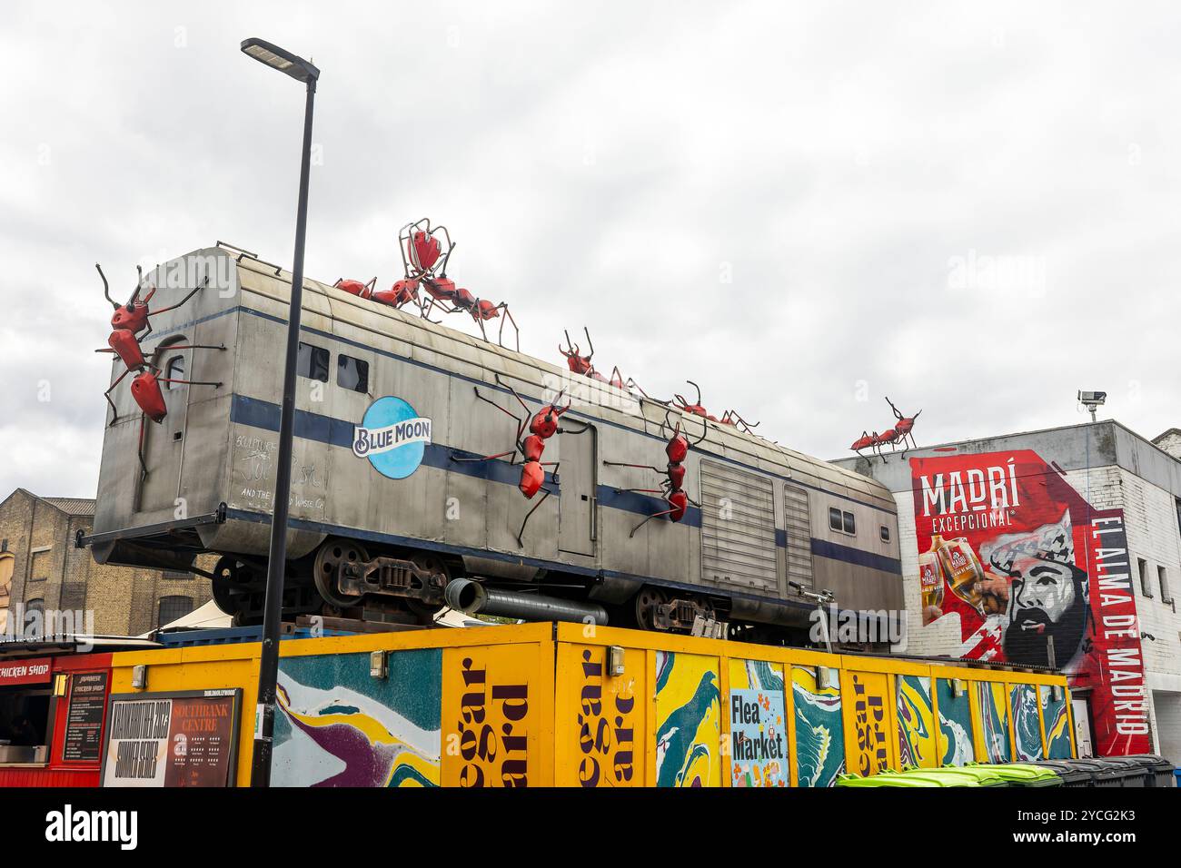 Installazione Blue Moon di Joe Rush presso Vinegar Yard, London Bridge Foto Stock