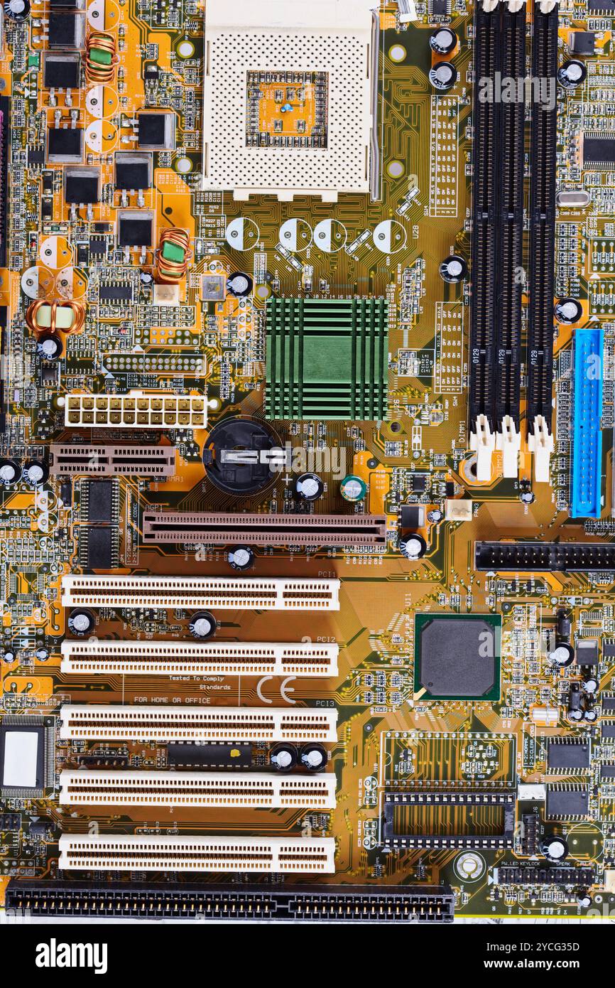 Primo piano della vecchia scheda madre del computer Foto Stock