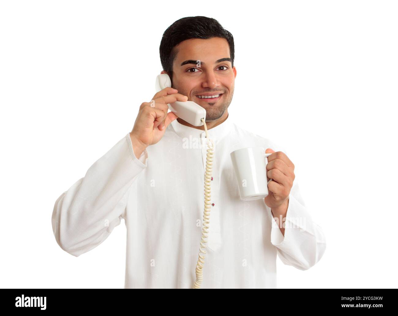 Gentile sorridente imprenditore etnico sul telefono Foto Stock