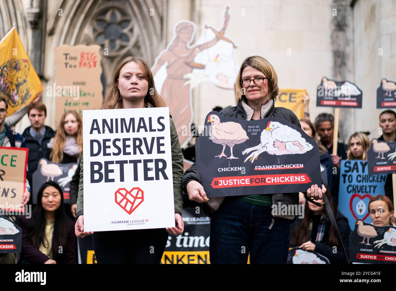 Sostenitori del benessere degli animali al di fuori delle reali Corti di giustizia di Londra, dove l'associazione benefica per il benessere degli animali Humane League sta affrontando una sfida contro il governo per gli standard relativi ai cosiddetti "Frankenchickens” alla Corte d'appello. Data foto: Mercoledì 23 ottobre 2024. Foto Stock