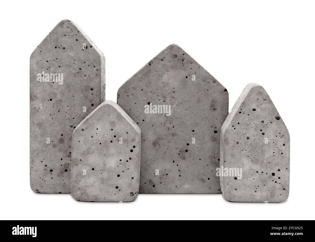 Gruppo di blocchi minimalisti in cemento a forma di casa di dimensioni variabili, isolati su sfondo bianco. Aspetto industriale grezzo. Edificio stilizzato, architettura Foto Stock