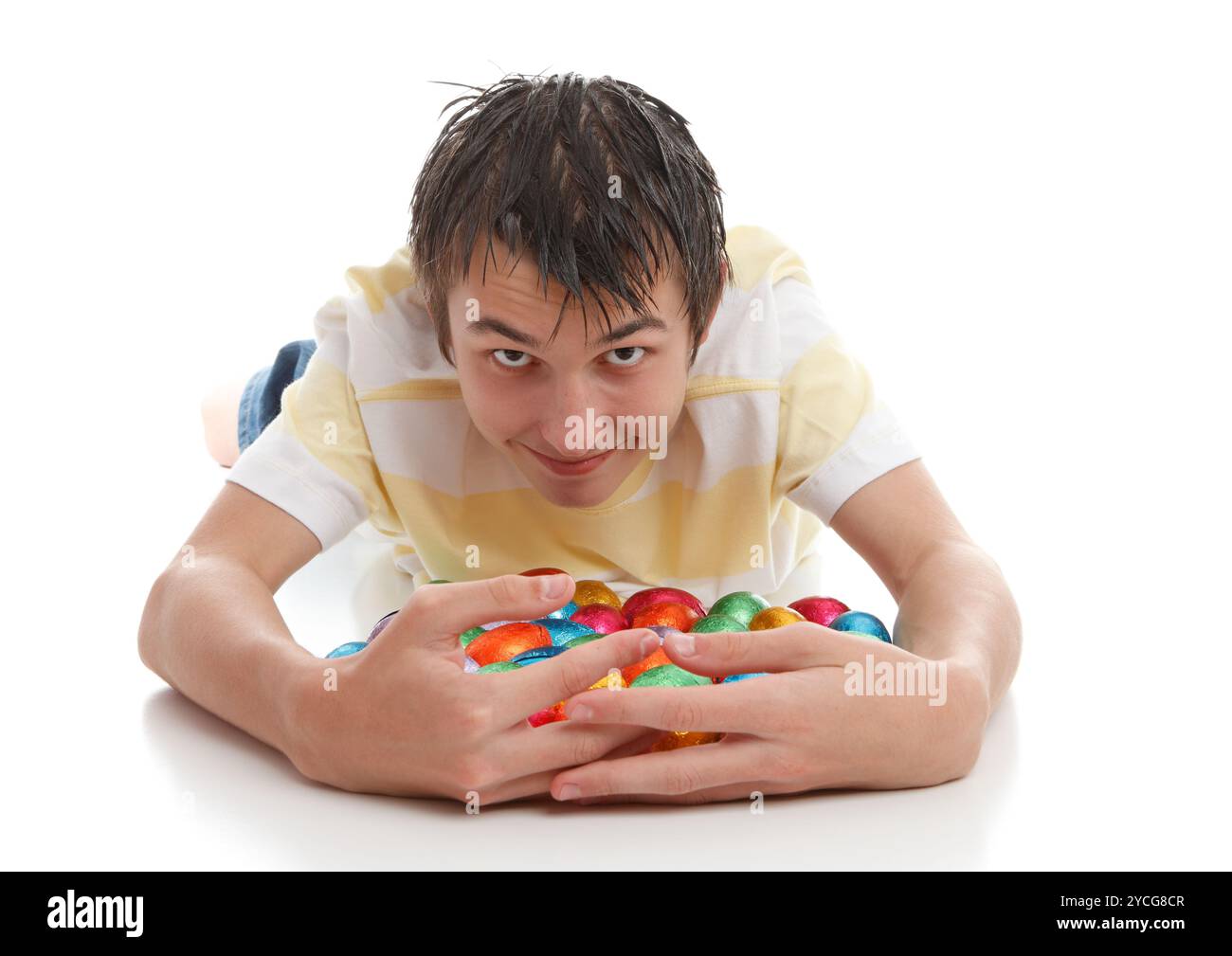 Ragazzo palizzata uova di pasqua Foto Stock