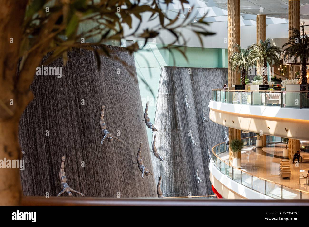 Immersioni nelle sculture da uomo dell'iconica cascata al Dubai Mall nella città di Dubai. Foto Stock