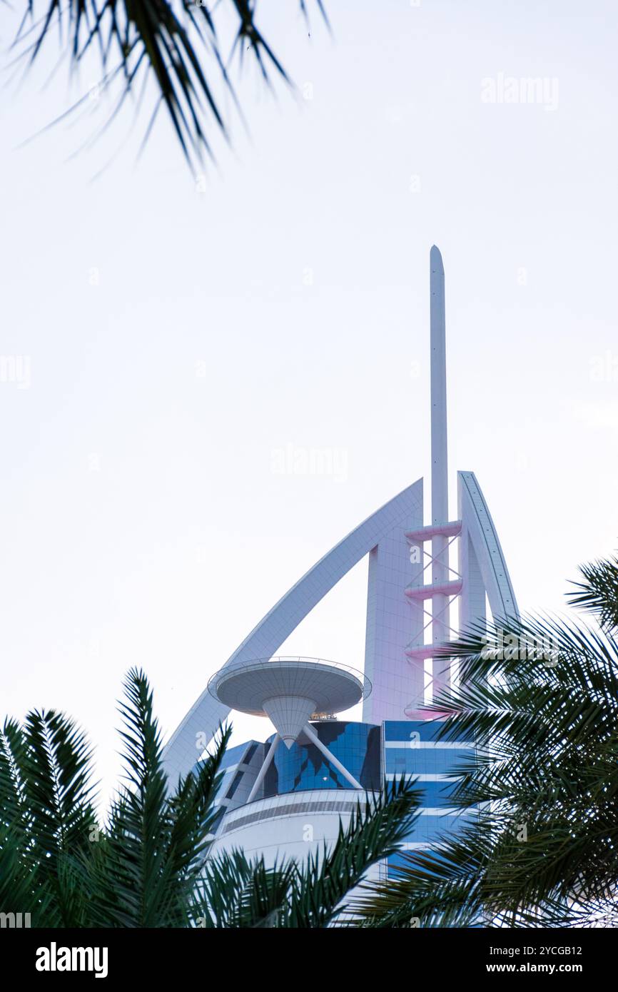 Vista del Burj al Arab contro il cielo. L'hotel iconico della città di Dubai. Foto Stock