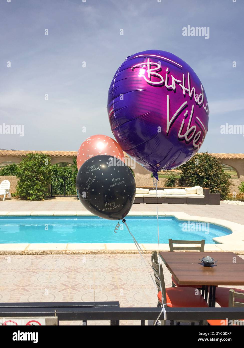 Palloncini di compleanno e piscina Foto Stock