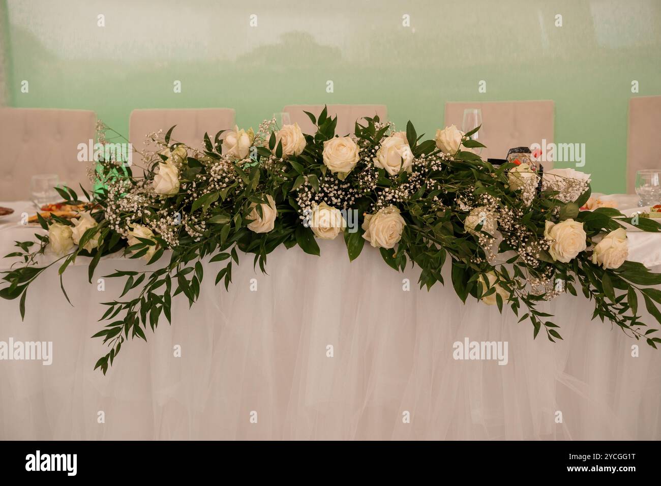 Elegante decorazione floreale rosa bianca per un ricevimento nuziale. Foto Stock