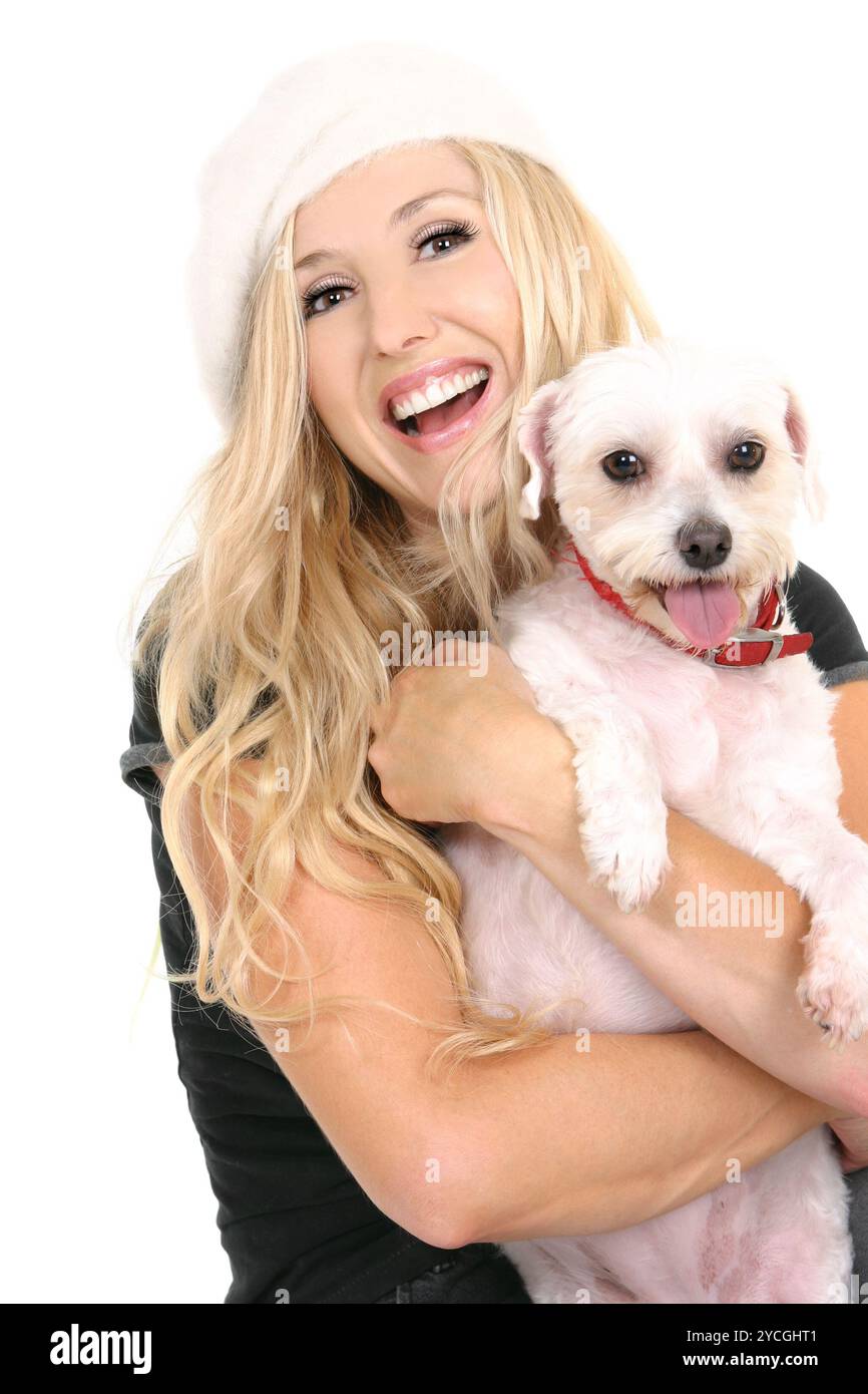 Bella ragazza che ride con un simpatico cane da cucciolo Foto Stock