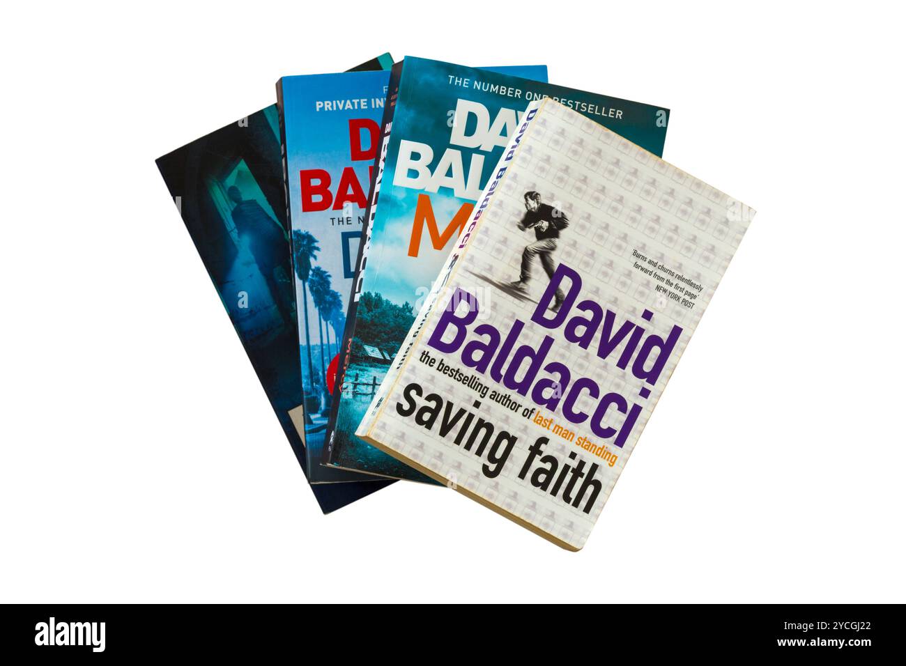 Selezione di libri di David Baldacci con il libro Saving Faith in alto isolato su sfondo bianco Foto Stock