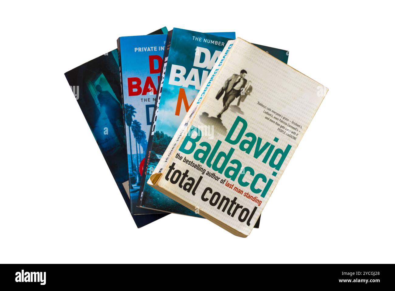 Selezione di libri di David Baldacci con libro usato Total Control in alto isolato su sfondo bianco Foto Stock