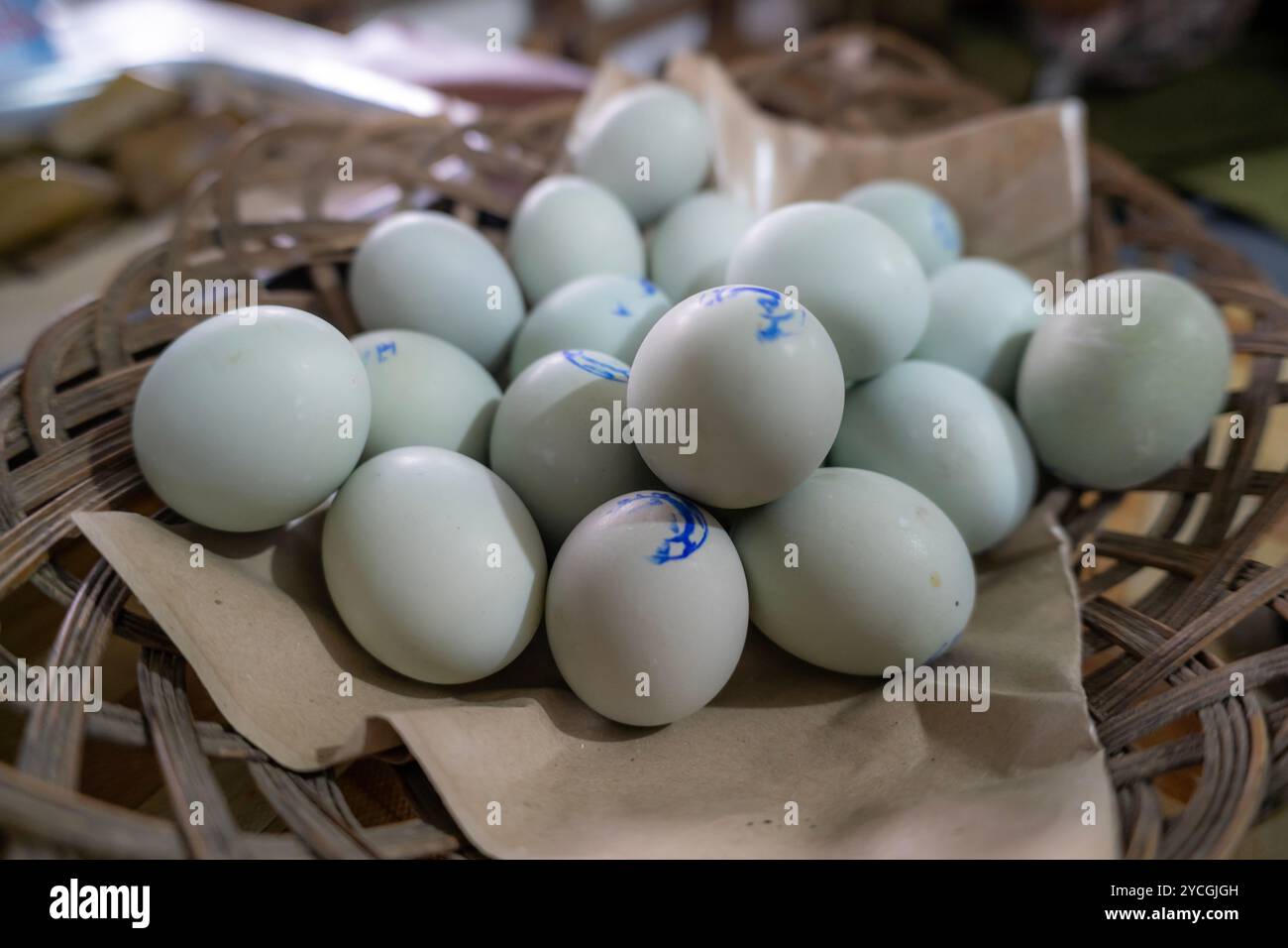 Le uova salate sono un termine generico per indicare piatti a base di uova che vengono conservate mediante salatura. La maggior parte dei salati sono anatre, anche se questo non esclude altre uova Foto Stock