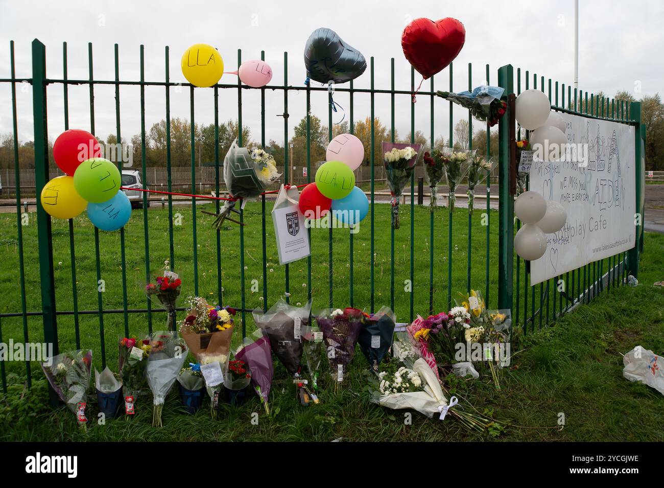 Datchet, Berkshire, Regno Unito. 23 ottobre 2024. Tributi e messaggi floreali sono stati posti al di fuori del Liquid Leisure a Datchet, Berkshire, a seguito della tragica morte dell'adolescente Aidan Tottman. Un rapporto di una collisione stradale al di fuori del Liquid Leisure Centre sulla Horton Road è stato fatto alla polizia della Thames Valley alle 16:07 di sabato 19 ottobre 2024. Purtroppo, uno dei ragazzi è morto in ospedale domenica 20 ottobre 2024.credito: n.c/Alamy Live News Foto Stock