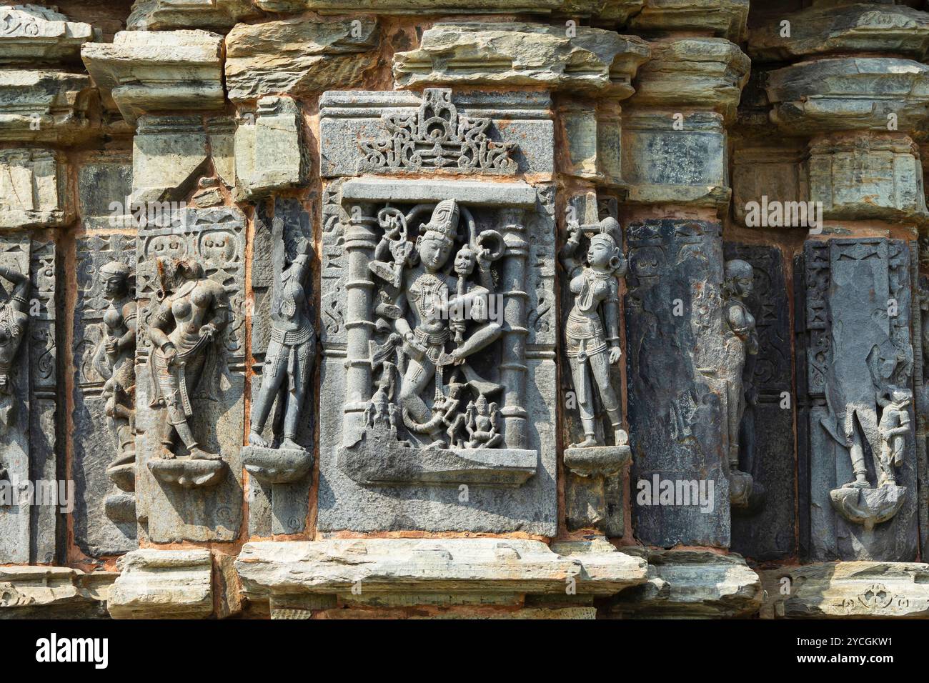 Antica scultura in rovina di Lord Shiva sul Tempio di Someshwar Mahadev, costruito nell'XI secolo dalla dinastia Paramara, Arthuna Group of Temples, Banswar Foto Stock