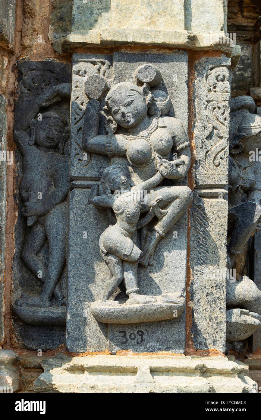 Donne danzanti del Giainismo raffigurate nel Tempio Giainista del XII secolo nel gruppo di templi Arthuna, Banswara, Rajasthan, India. Foto Stock