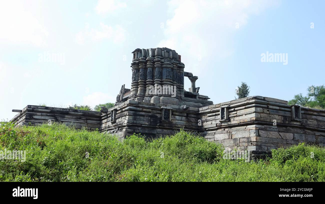 Vista del tempio Someshwara Mahadev in rovina con una piattaforma scolpita, gruppo di templi Arthuna, Banswara, Rajasthan, India. Foto Stock