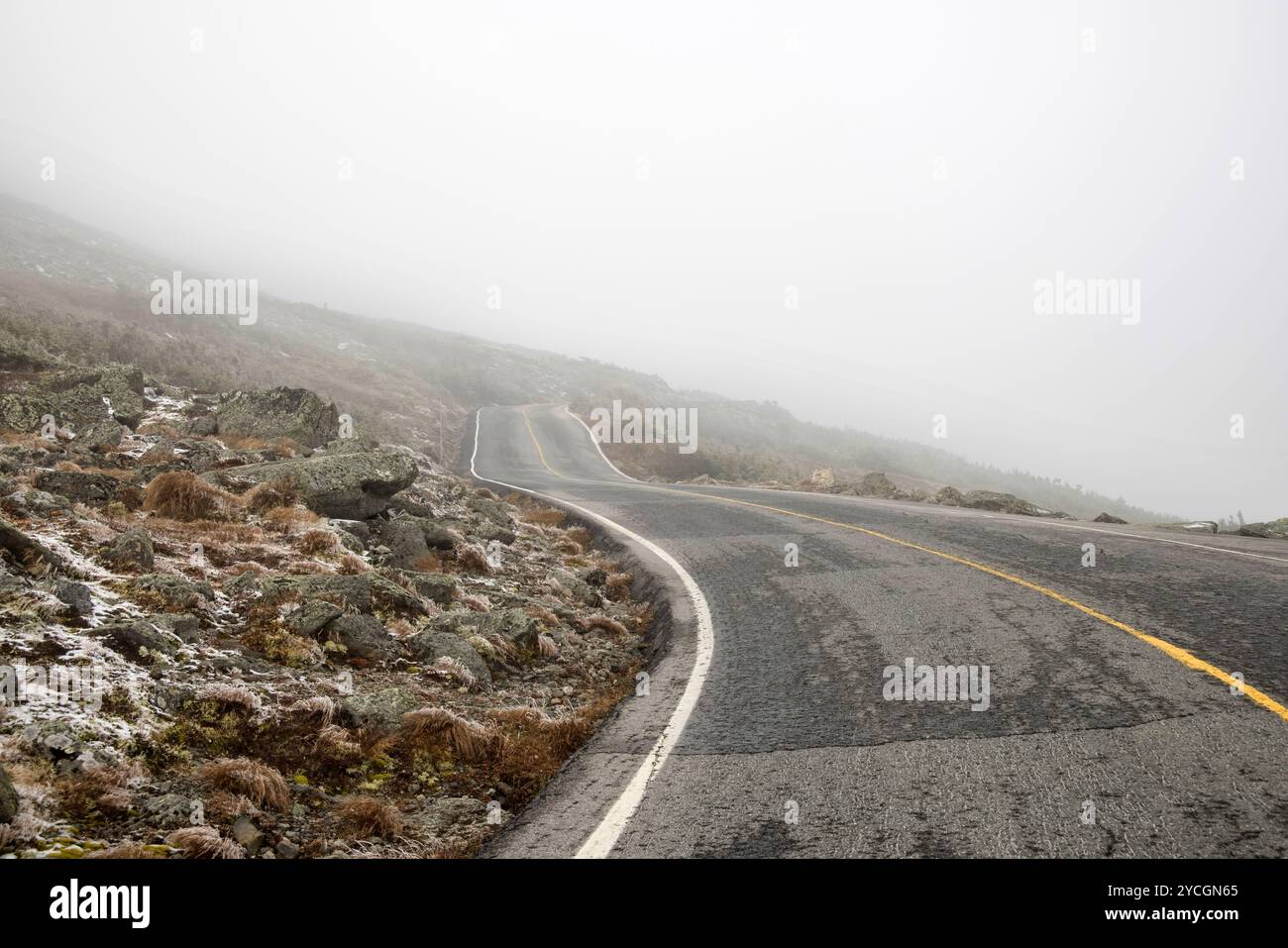 nebbia e nebbia sulla strada del monte washington sul monte washington nel new hampshire Foto Stock