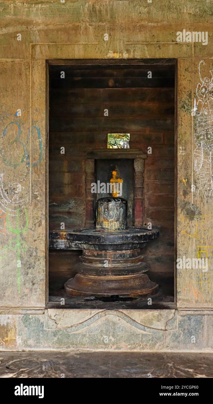 Shiva Linga principale del Tempio Mahadev di Kumbheshwara, gruppo di templi Arthuna, Banswara, Rajasthan, India. Foto Stock