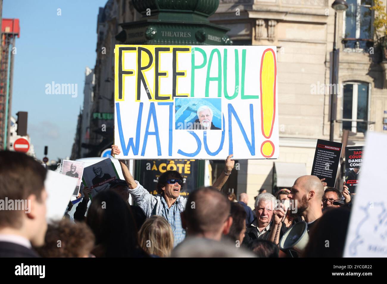I manifestanti cantano slogan e tengono striscioni mentre prendono parte a una manifestazione a sostegno dell'attivista anti-baleniera statunitense-canadese dell'ONG Sea Shephard Paul Watson a Place de l'Hotel de Ville a Parigi, Francia, il 24 ottobre 2024, mentre il tribunale della Groenlandia deciderà oggi se tenere Paul Watson in custodia in attesa di una decisione sulla sua estradizione in Giappone, dove è ricercato per un alterco con i balenieri. Watson è stato arrestato a Nuuk nel luglio 2024, con un mandato di arresto giapponese del 2012, che lo accusa di aver causato danni a una nave baleniera in Antartide nel 2010 e di aver ferito una baleniera. Foto di Jerome Do Foto Stock