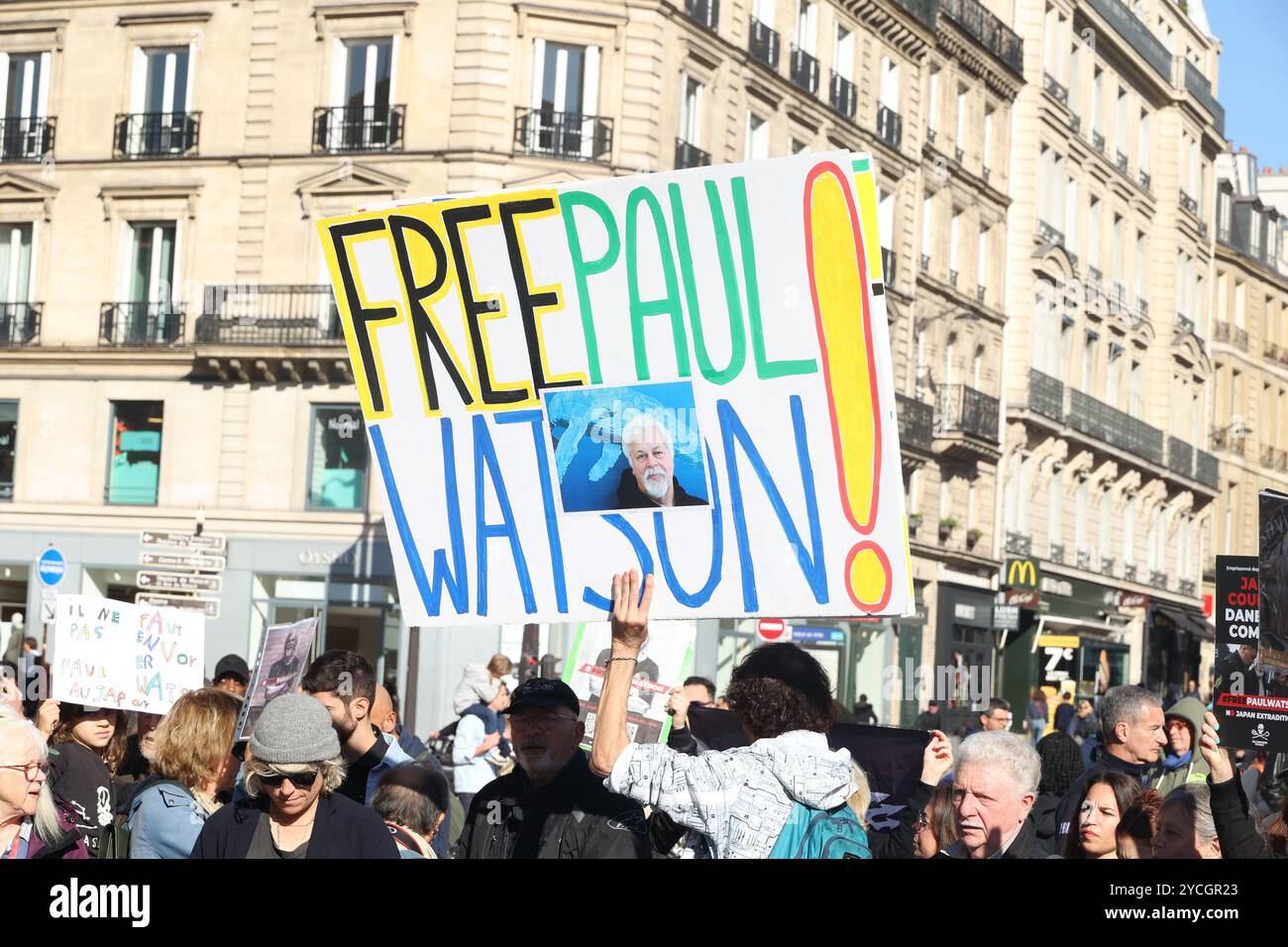 I manifestanti cantano slogan e tengono striscioni mentre prendono parte a una manifestazione a sostegno dell'attivista anti-baleniera statunitense-canadese dell'ONG Sea Shephard Paul Watson a Place de l'Hotel de Ville a Parigi, Francia, il 24 ottobre 2024, mentre il tribunale della Groenlandia deciderà oggi se tenere Paul Watson in custodia in attesa di una decisione sulla sua estradizione in Giappone, dove è ricercato per un alterco con i balenieri. Watson è stato arrestato a Nuuk nel luglio 2024, con un mandato di arresto giapponese del 2012, che lo accusa di aver causato danni a una nave baleniera in Antartide nel 2010 e di aver ferito una baleniera. Foto di Jerome Do Foto Stock